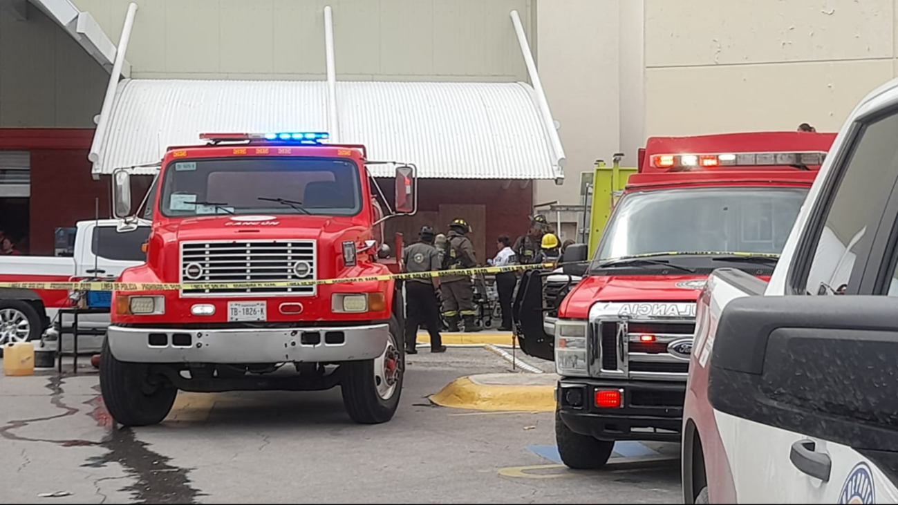 Evacuan Plaza Outlet de Cancún por un incendio en el Cinemex