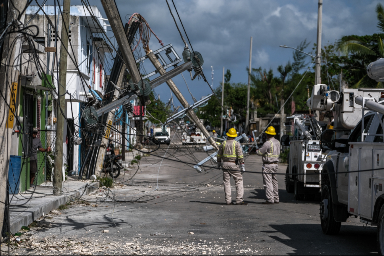 La Comisión Federal de Electricidad envió 20 grúas, 49 linieros y 68 técnicos para atender todos los reportes de falta de luz La Comisión Federal de Electricidad envió 20 grúas, 49 linieros y 68 técnicos para atender todos los reportes de falta de luz