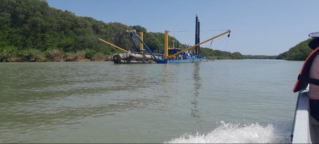 Las labores de dragado han mejorado el flujo del agua, pero se mantiene vigilancia sobre el río. Las labores de dragado han mejorado el flujo del agua, pero se mantiene vigilancia sobre el río.