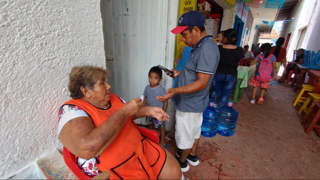 Linda Salazar, presidenta de los locatarios del mercado en Playa del Carmen Linda Salazar, presidenta de los locatarios del mercado en Playa del Carmen
