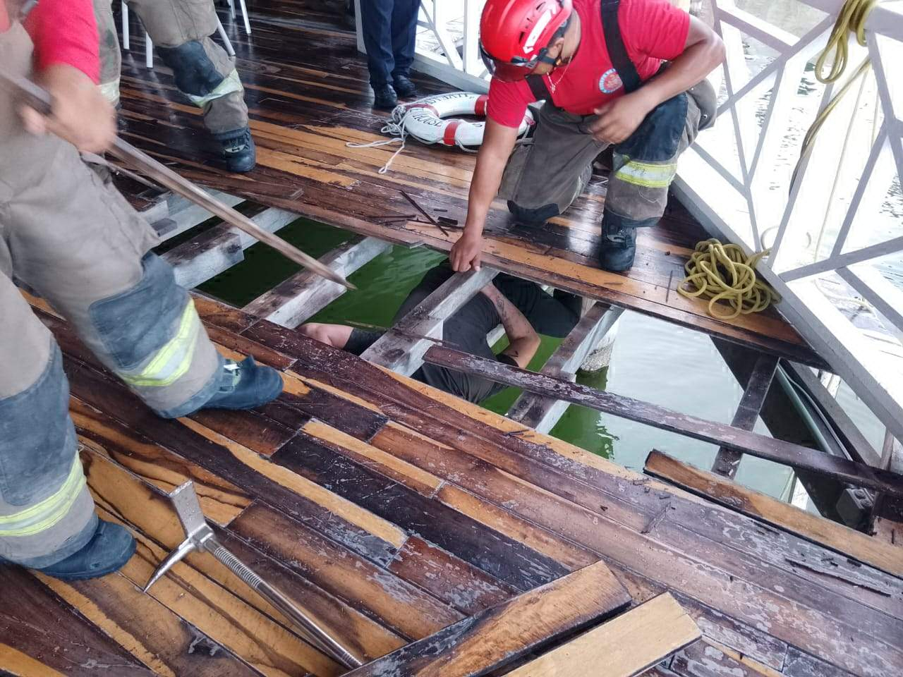 Se desconoce qué hacía el hombre debajo del restaurante Se desconoce qué hacía el hombre debajo del restaurante
