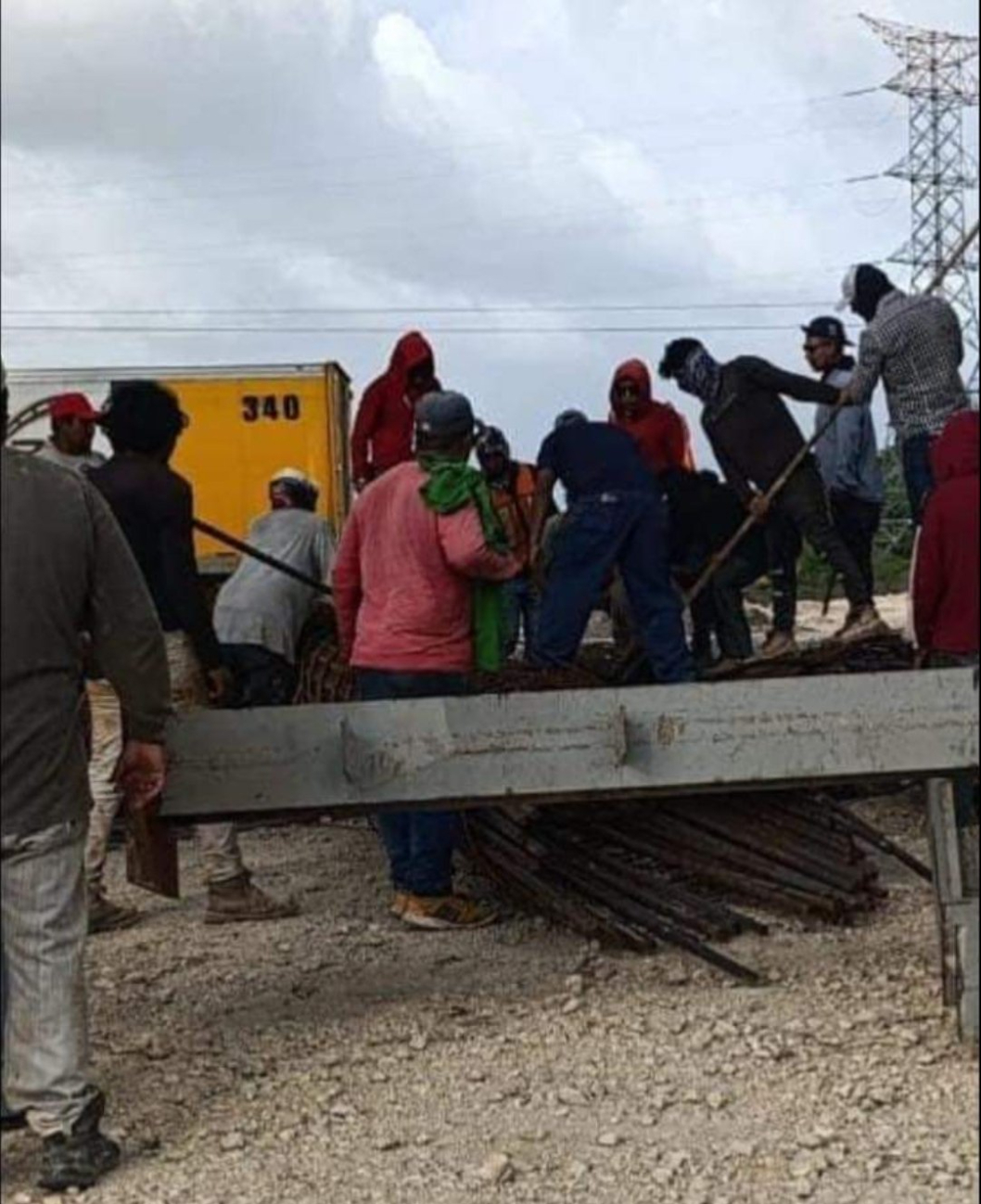 Trabajadores auxilian a sus compañeros heridos en Xul-Ha Trabajadores auxilian a sus compañeros heridos en Xul-Ha