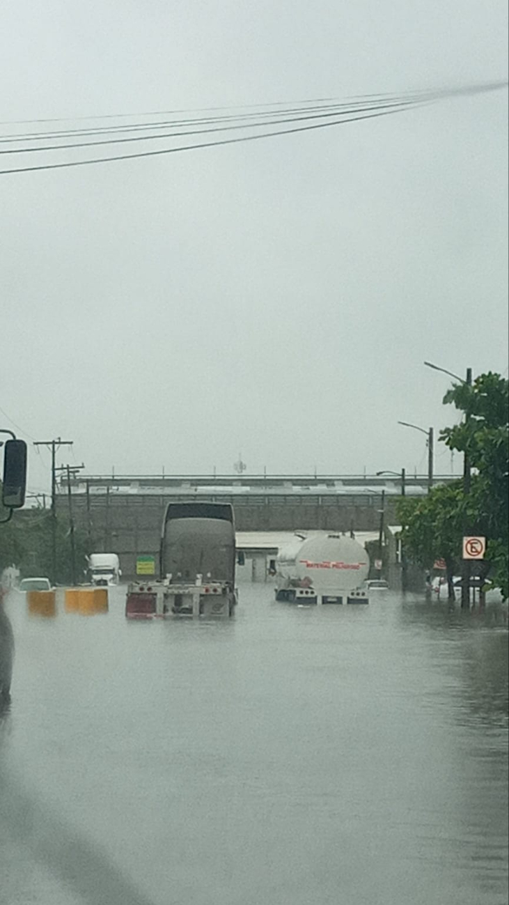 Carreteras también se encuentran cubiertas por el agua Carreteras también se encuentran cubiertas por el agua