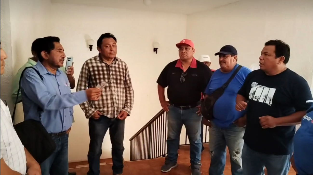 Delegados del SUTSGM confrontan a Luis Chab Ruiz, exigiendo transparencia sobre el gasto de las cuotas sindicales. Delegados del SUTSGM confrontan a Luis Chab Ruiz, exigiendo transparencia sobre el gasto de las cuotas sindicales.