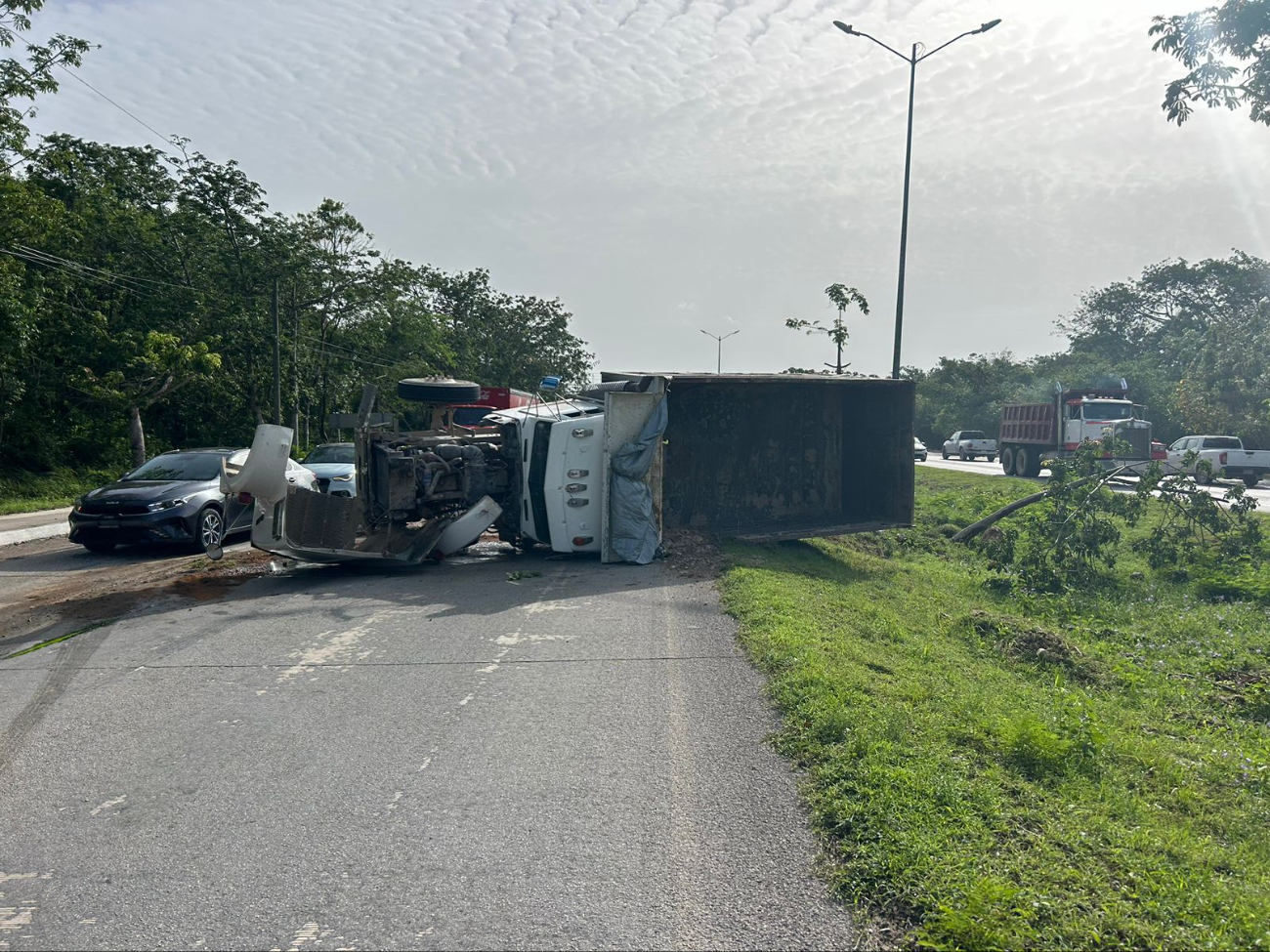 El camión bloquea la circulación de la carretera El camión bloquea la circulación de la carretera