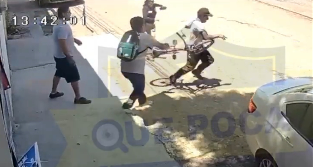     ¡Ciclista justiciero! Joven detiene a ladrón aventándole su bicicleta en Ecatepec    