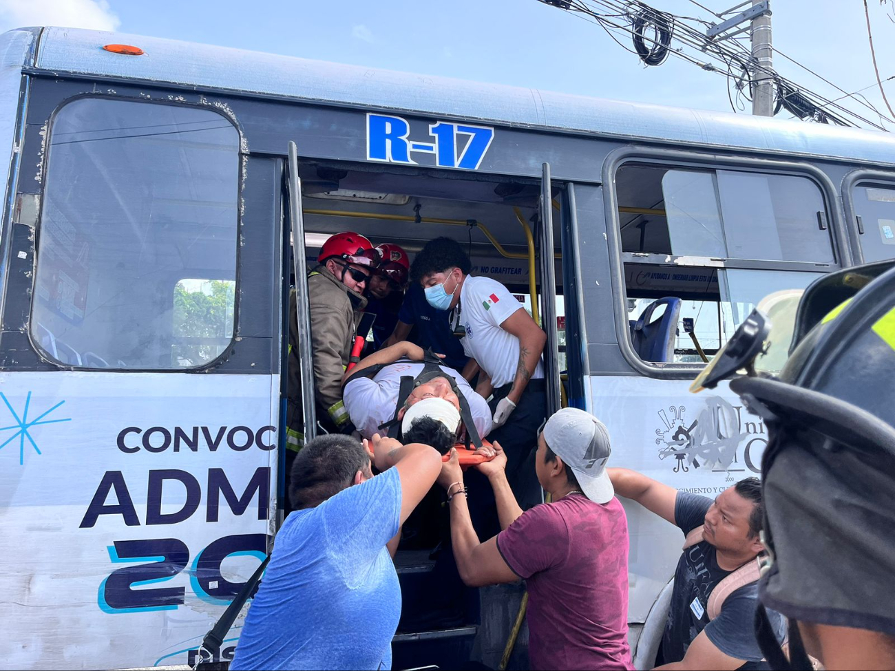 Los pasajeros fueron llevados a hospitales de Cancún Los pasajeros fueron llevados a hospitales de Cancún