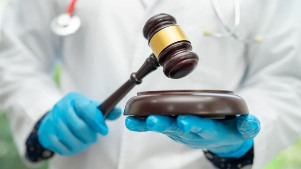 Mujer a la que le amputaron el seno acusa negligencia en Centro Médico; FGR inicia investigación