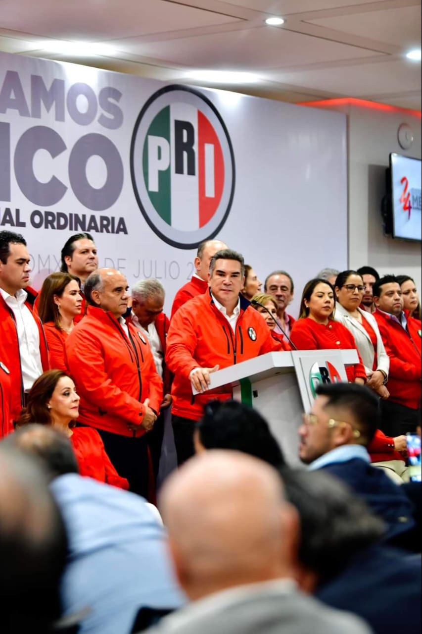 Paz López acusa a Moreno Cárdenas de pactar con el gobierno para proteger su posición y fortuna. Paz López acusa a Moreno Cárdenas de pactar con el gobierno para proteger su posición y fortuna.