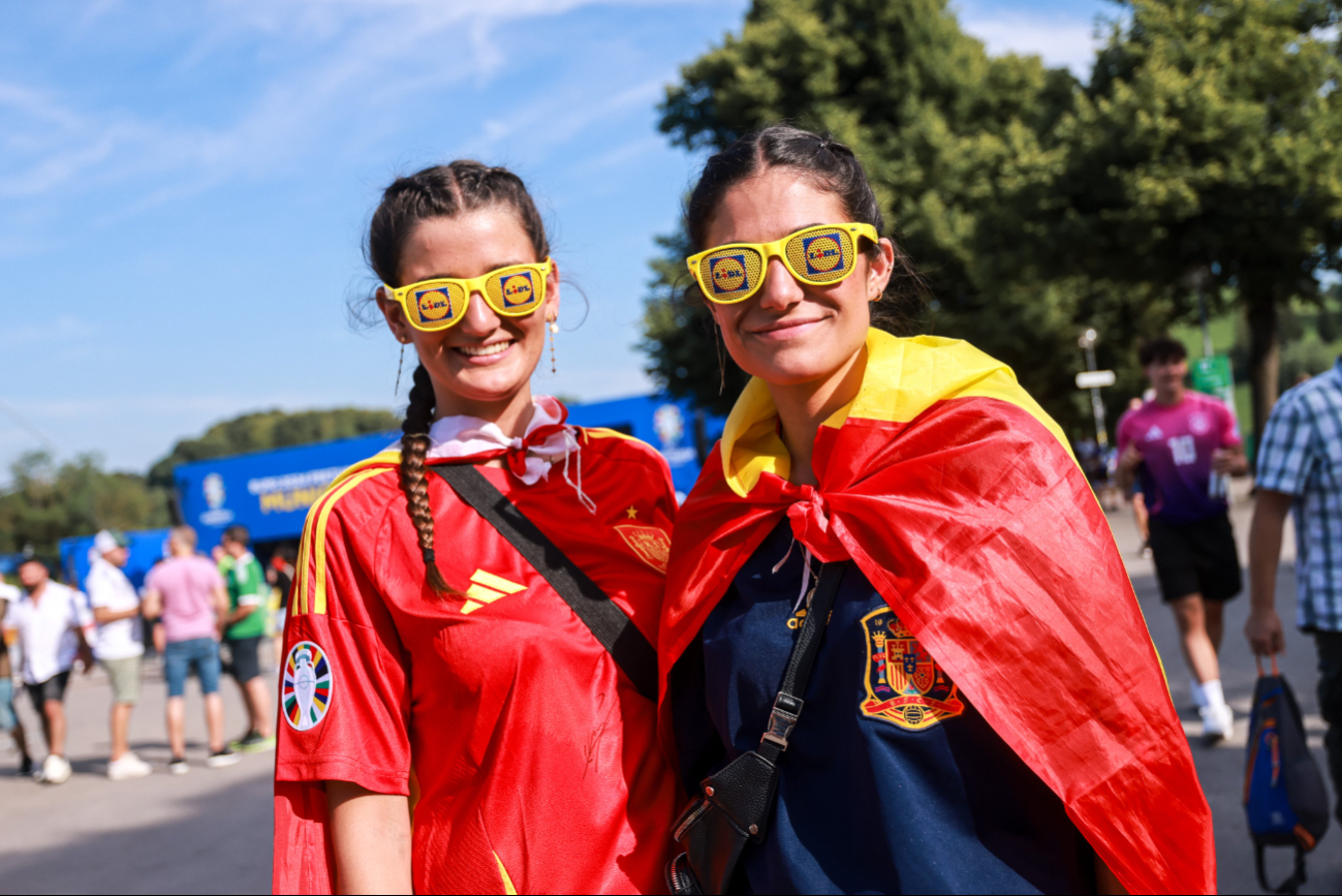 Aficionados de España llegan al estadio de Munich para ver la Semifinal Aficionados de España llegan al estadio de Munich para ver la Semifinal