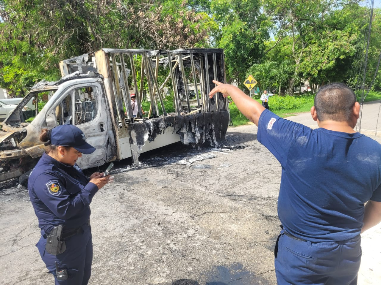 Camión de Bimbo queda chatarra tras incendiarse en Chetumal