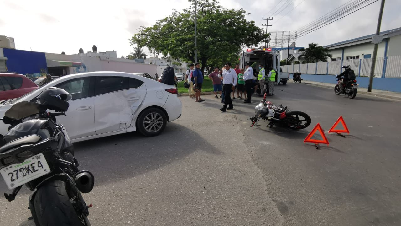 Una pareja resultó herida tras chocar su moto a exceso de velocidad contra un auto en la avenida Concordia.