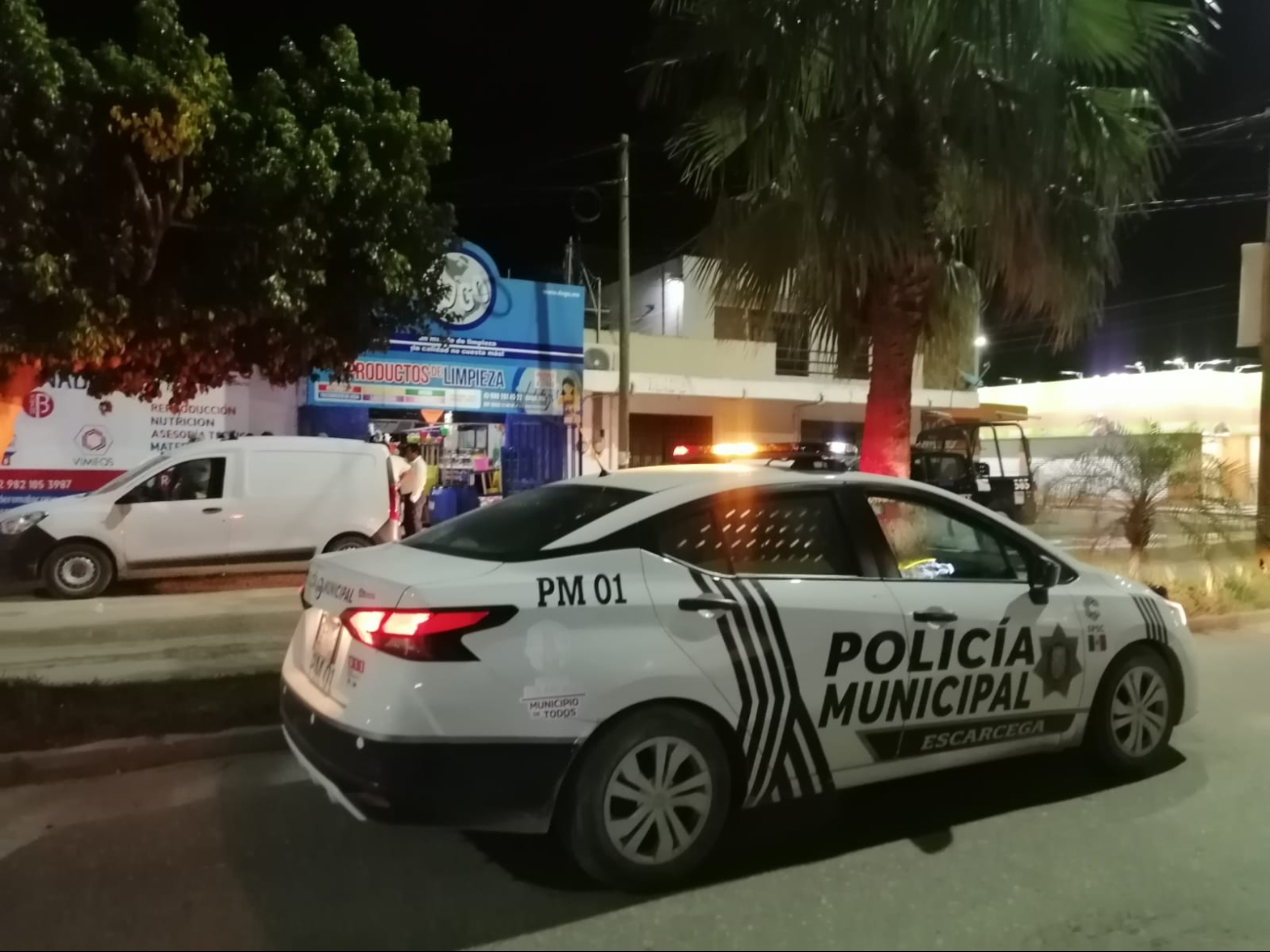 Una versión sugiere que personas desconocidas intentaron forzar la entrada, y al fallar, prendieron fuego al negocio. Una versión sugiere que personas desconocidas intentaron forzar la entrada, y al fallar, prendieron fuego al negocio.