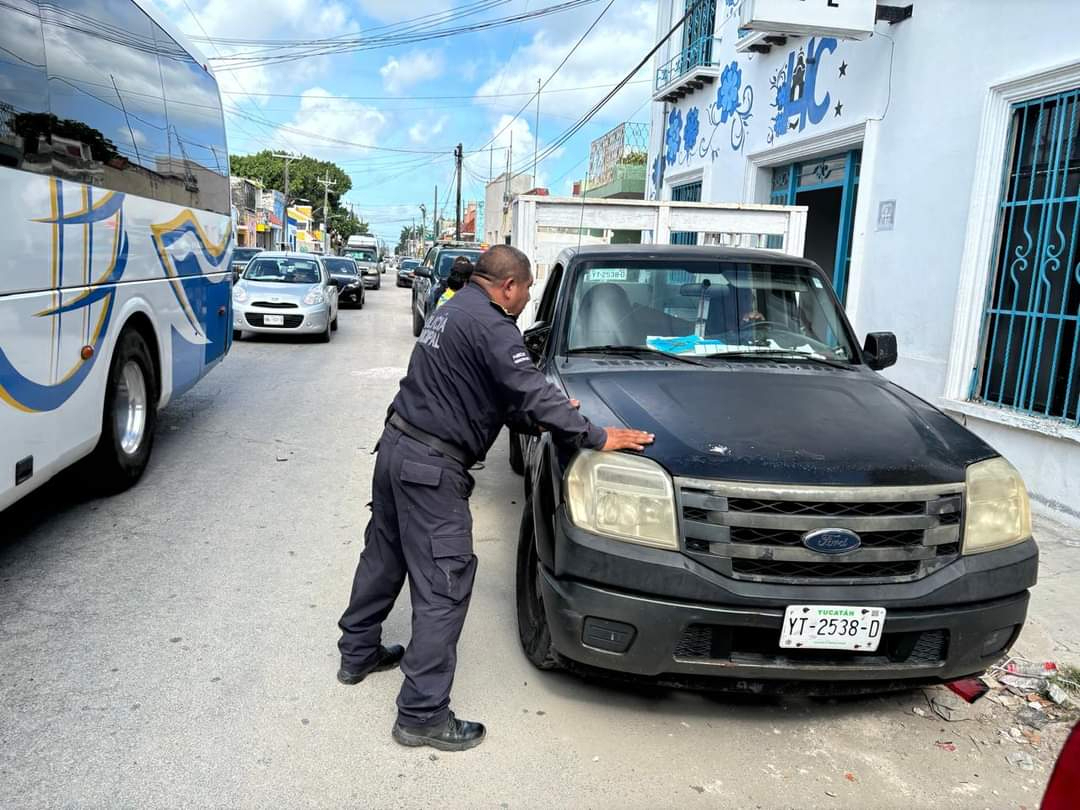 Agentes acudieron al sitio para verificar los daños Agentes acudieron al sitio para verificar los daños