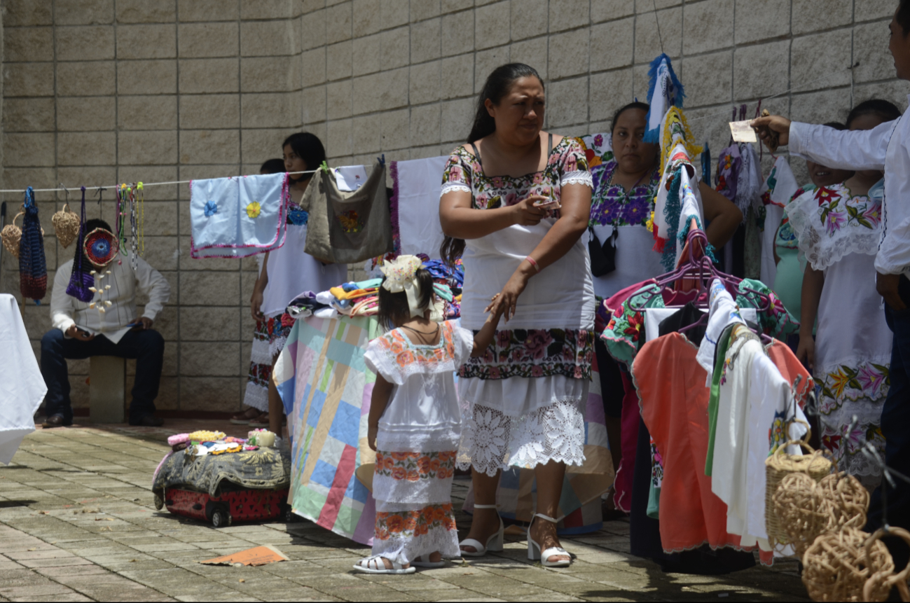 De acuerdo a Data México, 12.3% de la población se expresa en su habla de nativa De acuerdo a Data México, 12.3% de la población se expresa en su habla de nativa