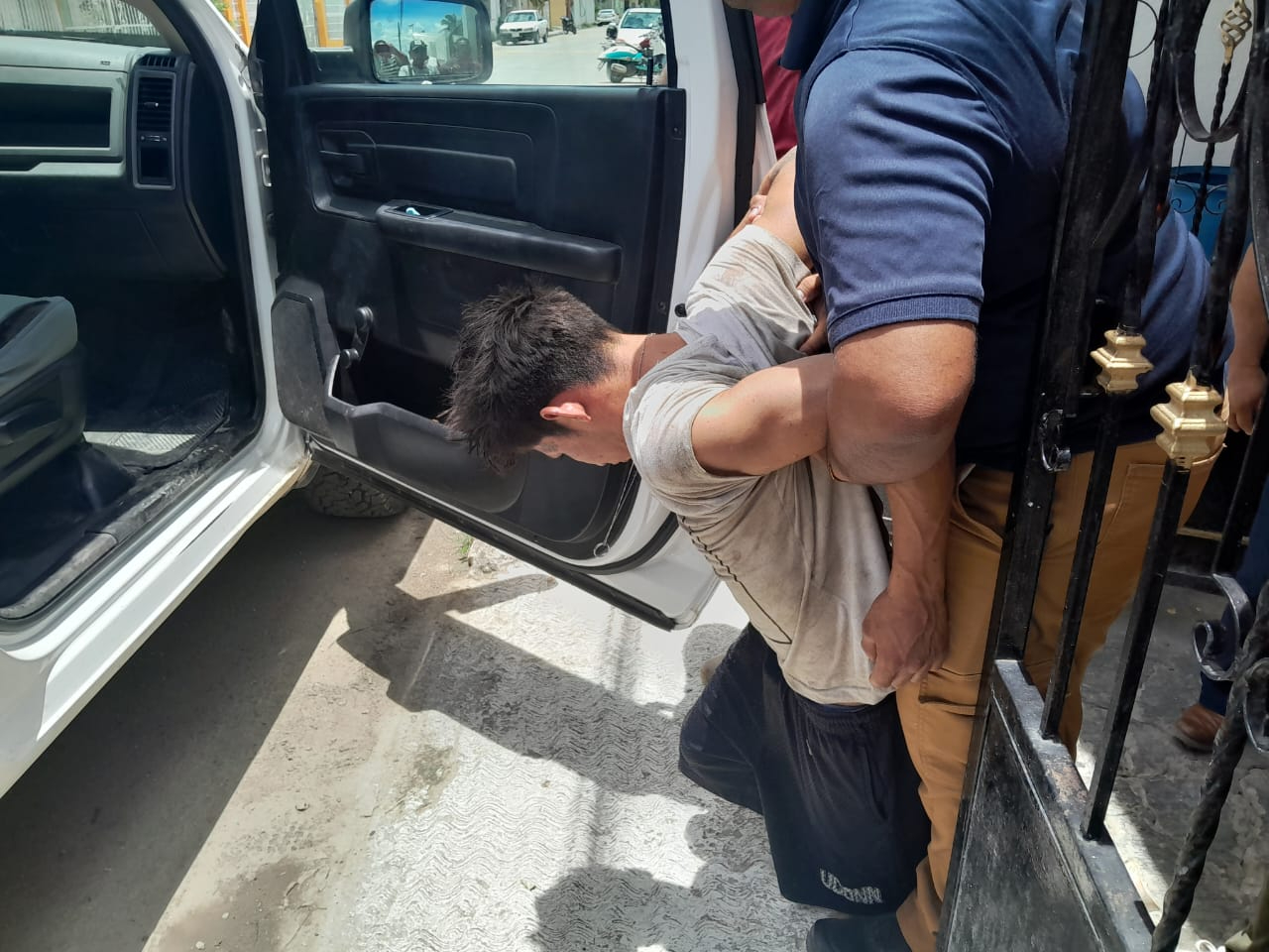 El Cobra fue entregado a los elementos de la Vicefiscalía Regional del estado y trasladado al edificio judicial. El Cobra fue entregado a los elementos de la Vicefiscalía Regional del estado y trasladado al edificio judicial.