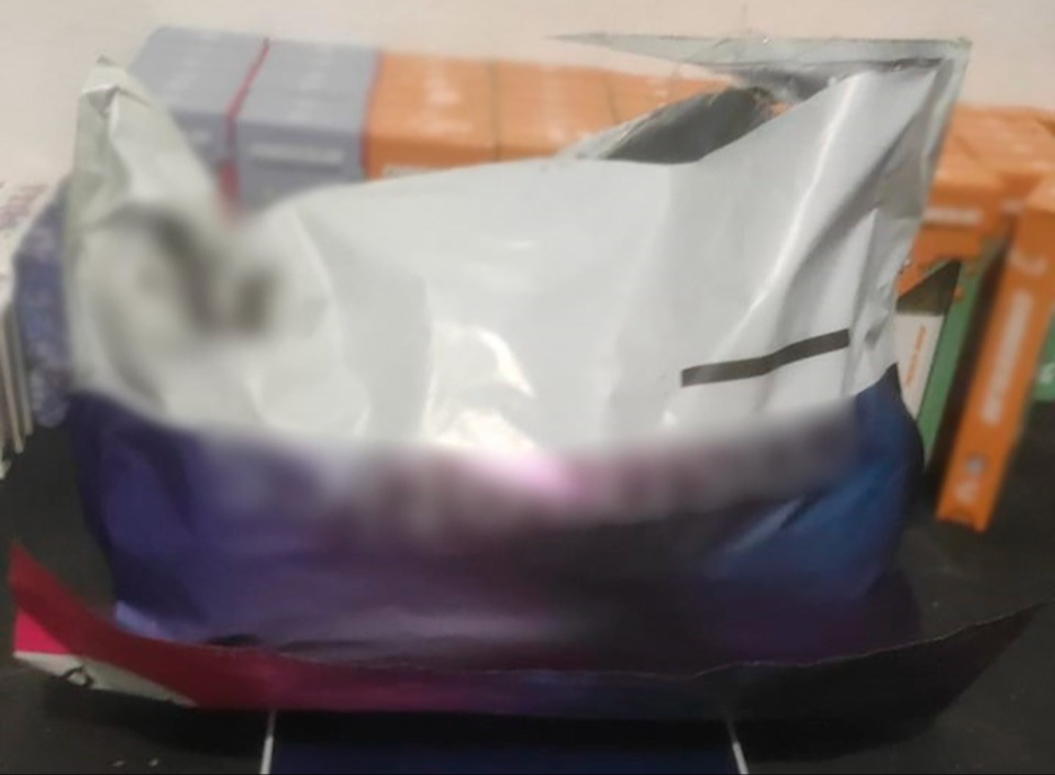 El CP estaba en una caja en una paquetería El CP estaba en una caja en una paquetería