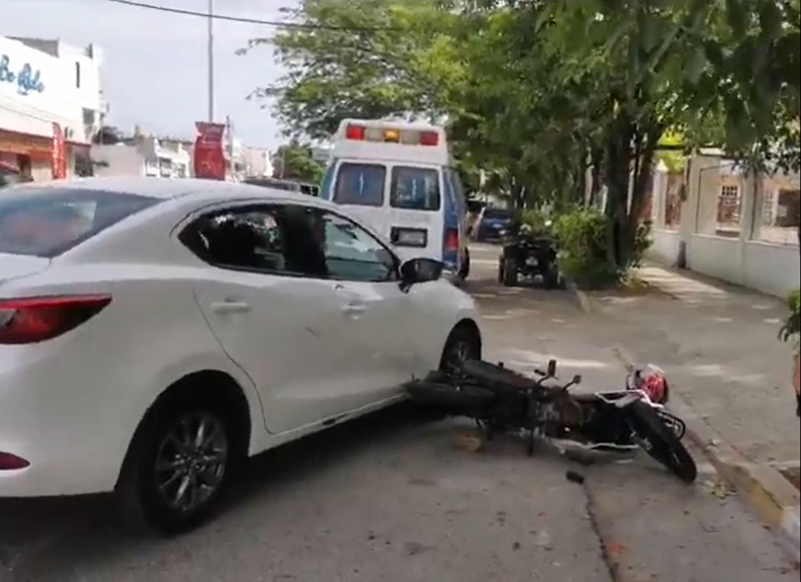 El vehículo cerró el paso a la motocicleta El vehículo cerró el paso a la motocicleta