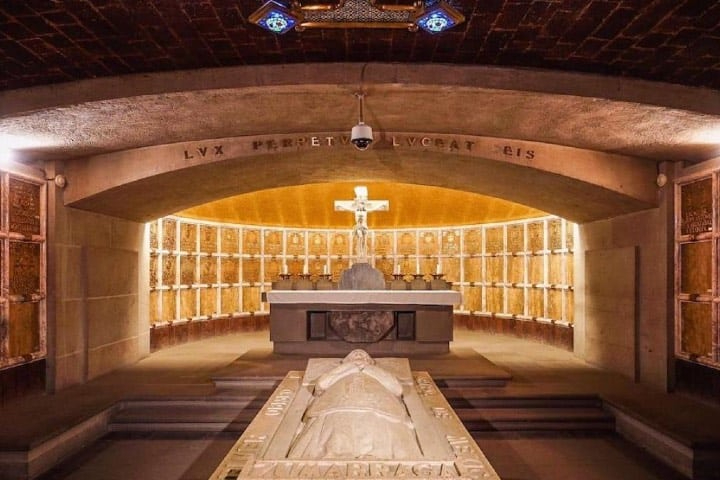 Existen catacumbas debajo de la catedral. Existen catacumbas debajo de la catedral.
