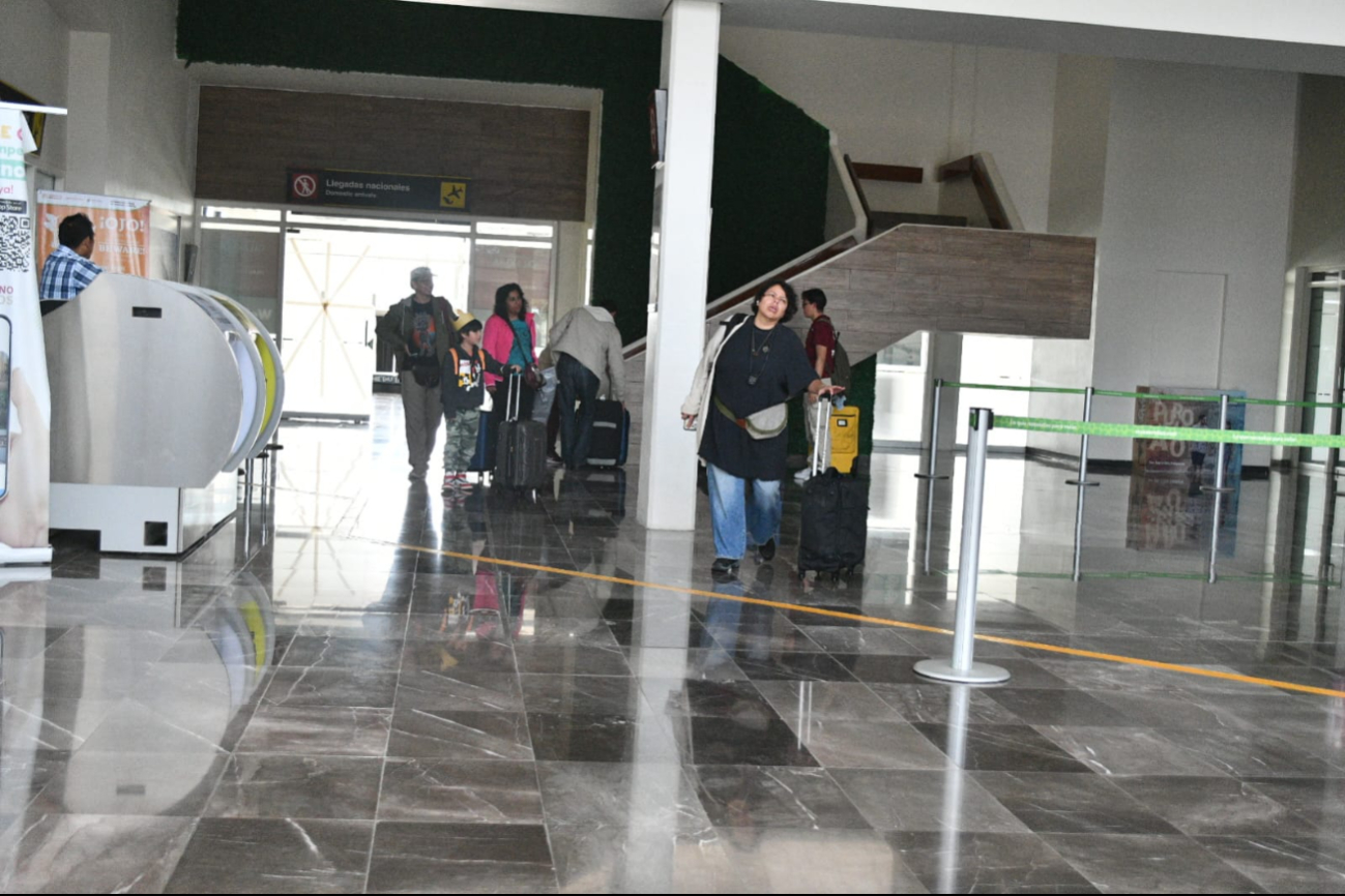 Funcionarios federales salieron por el hangar