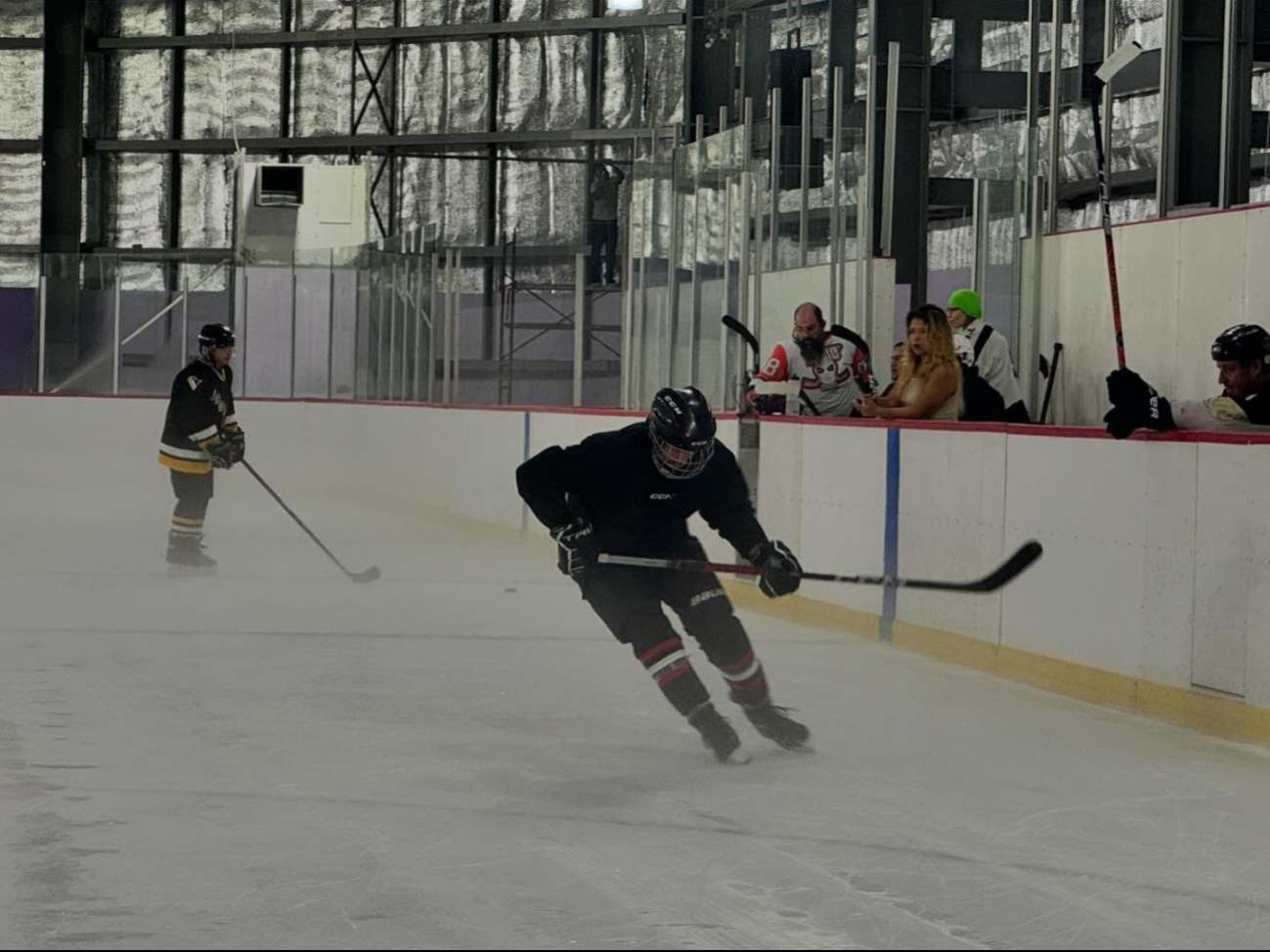 Jesús Alcántara, gerente de la “Pista de Hielo Happi Arena”, anunció que el equipo podría ser de la liga profesional canadiense. Jesús Alcántara, gerente de la “Pista de Hielo Happi Arena”, anunció que el equipo podría ser de la liga profesional canadiense.