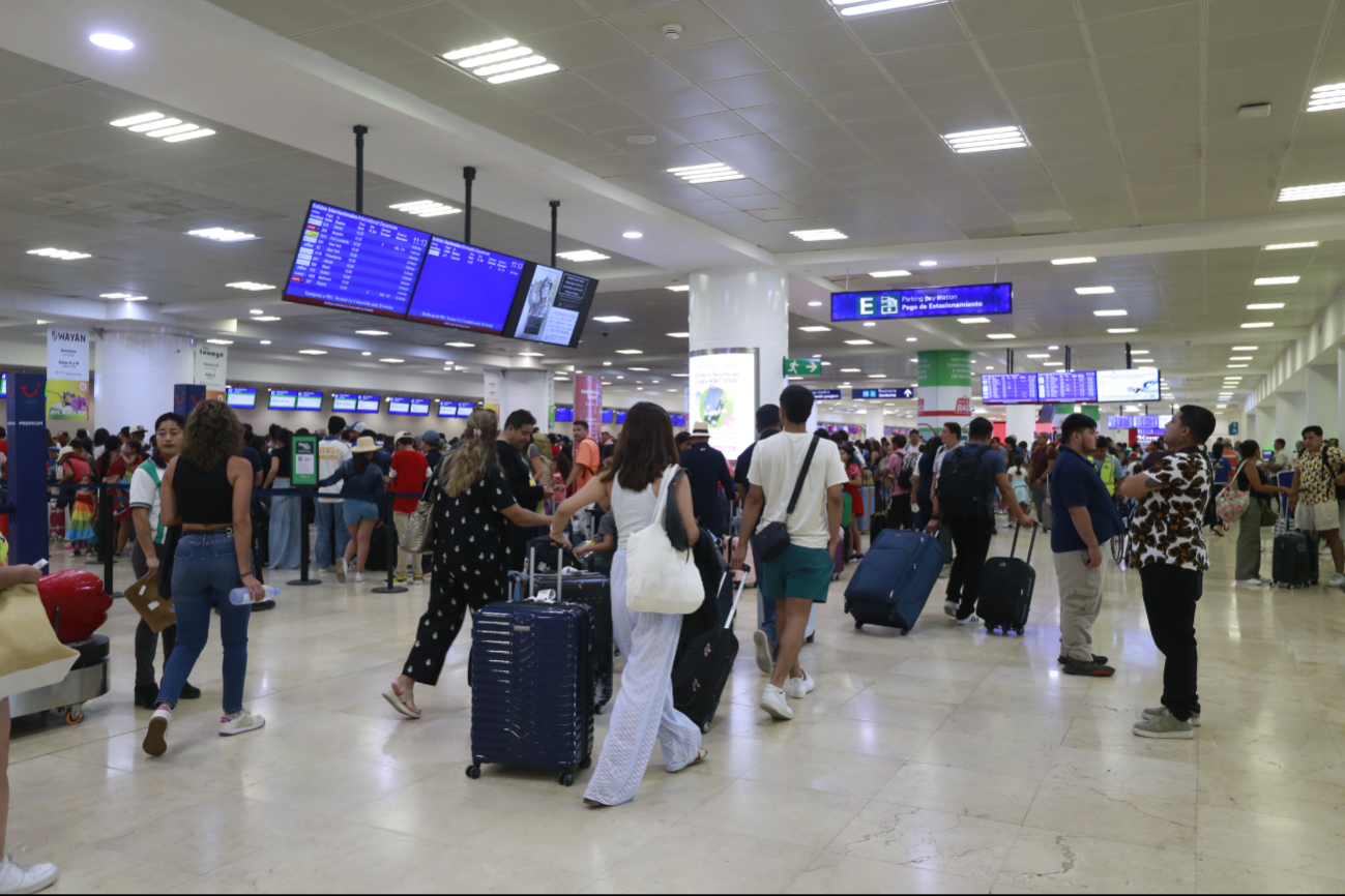 La afluencia de turistas en el aeropuerto de Cancún se mantiene La afluencia de turistas en el aeropuerto de Cancún se mantiene