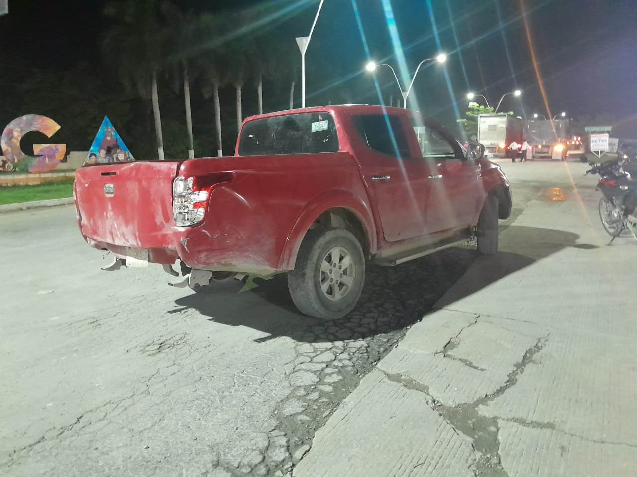 La camioneta roja, conducida por un hombre, se detuvo en el cruce, pero el tráiler no guardó la distancia y la impactó por detrás. La camioneta roja, conducida por un hombre, se detuvo en el cruce, pero el tráiler no guardó la distancia y la impactó por detrás.
