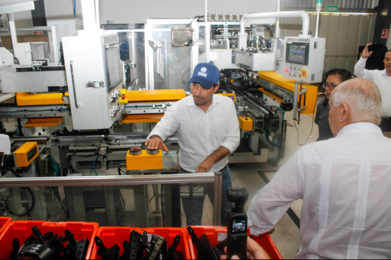 Mauricio Vila supervisa las labores de la planta de radiadores automotrices Mauricio Vila supervisa las labores de la planta de radiadores automotrices