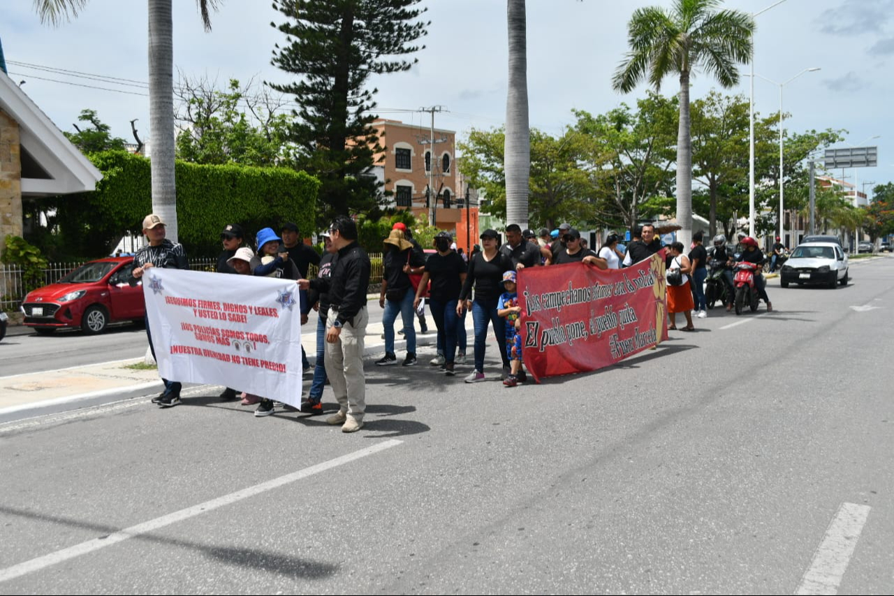 Policías cesados y personas cercanas a estos llegaron al Centro de Convenciones Policías cesados y personas cercanas a estos llegaron al Centro de Convenciones