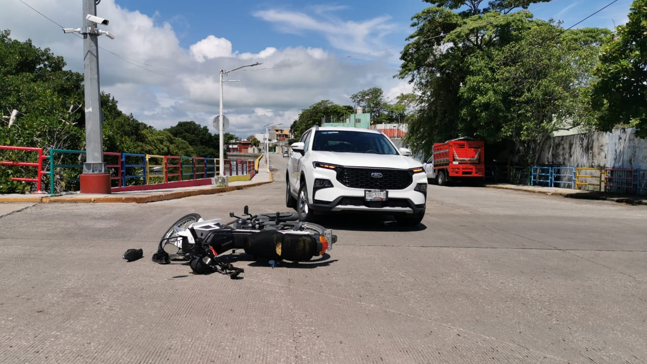 Dos motociclistas resultaron con heridas menores y daños materiales tras un accidente en la Colonia Electricistas. Dos motociclistas resultaron con heridas menores y daños materiales tras un accidente en la Colonia Electricistas.