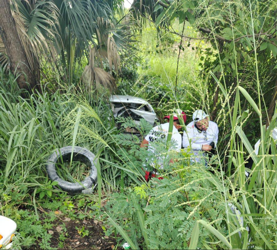 El conductor de una camioneta Toyota, circulando a exceso de velocidad, impactó un Nissan Versa y volcó varias veces. El conductor de una camioneta Toyota, circulando a exceso de velocidad, impactó un Nissan Versa y volcó varias veces.