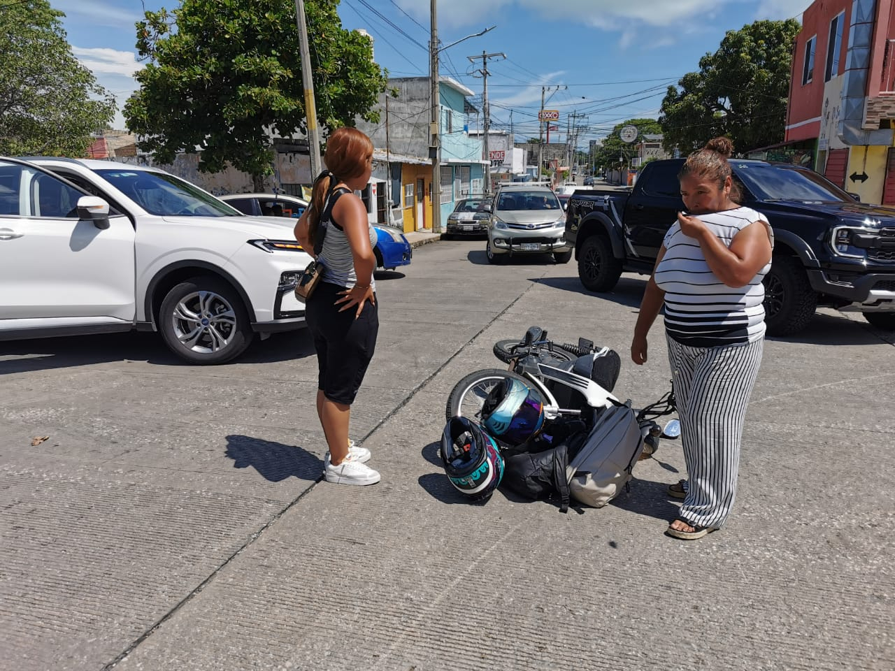 La conductora de una camioneta omitió el alto y realizó un corte de circulación, causando el impacto. La conductora de una camioneta omitió el alto y realizó un corte de circulación, causando el impacto.