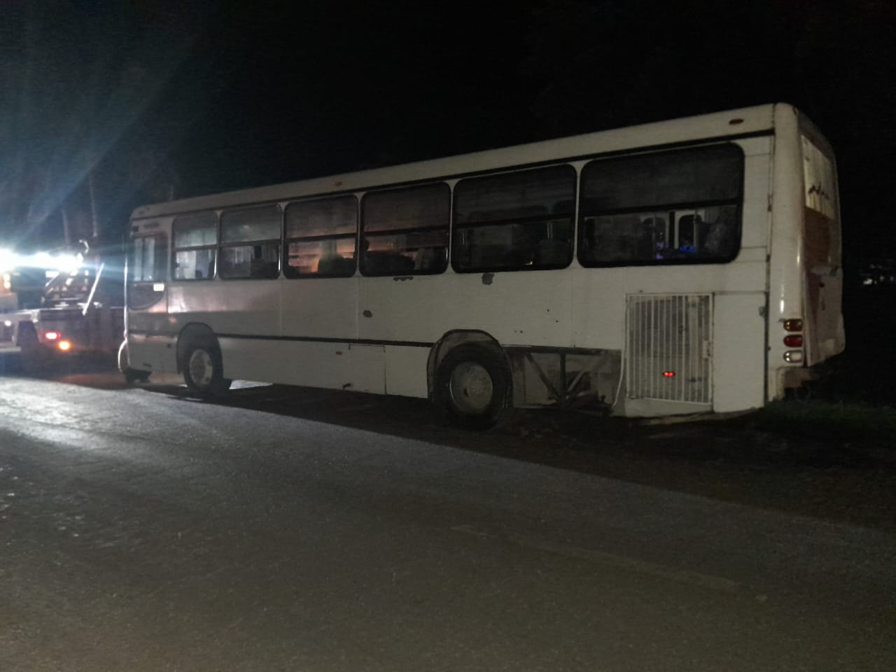 La Guardia Nacional evitó que personas desconocidas continuaran desvalijando un autobús abandonado en la carretera Escárcega – Chetumal.