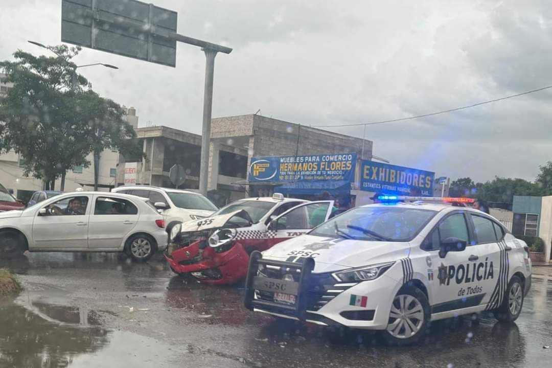 La Policía Campeche cerró el paso vehicular, desviando el tráfico hacia la Avenida Gobernadores. La Policía Campeche cerró el paso vehicular, desviando el tráfico hacia la Avenida Gobernadores.
