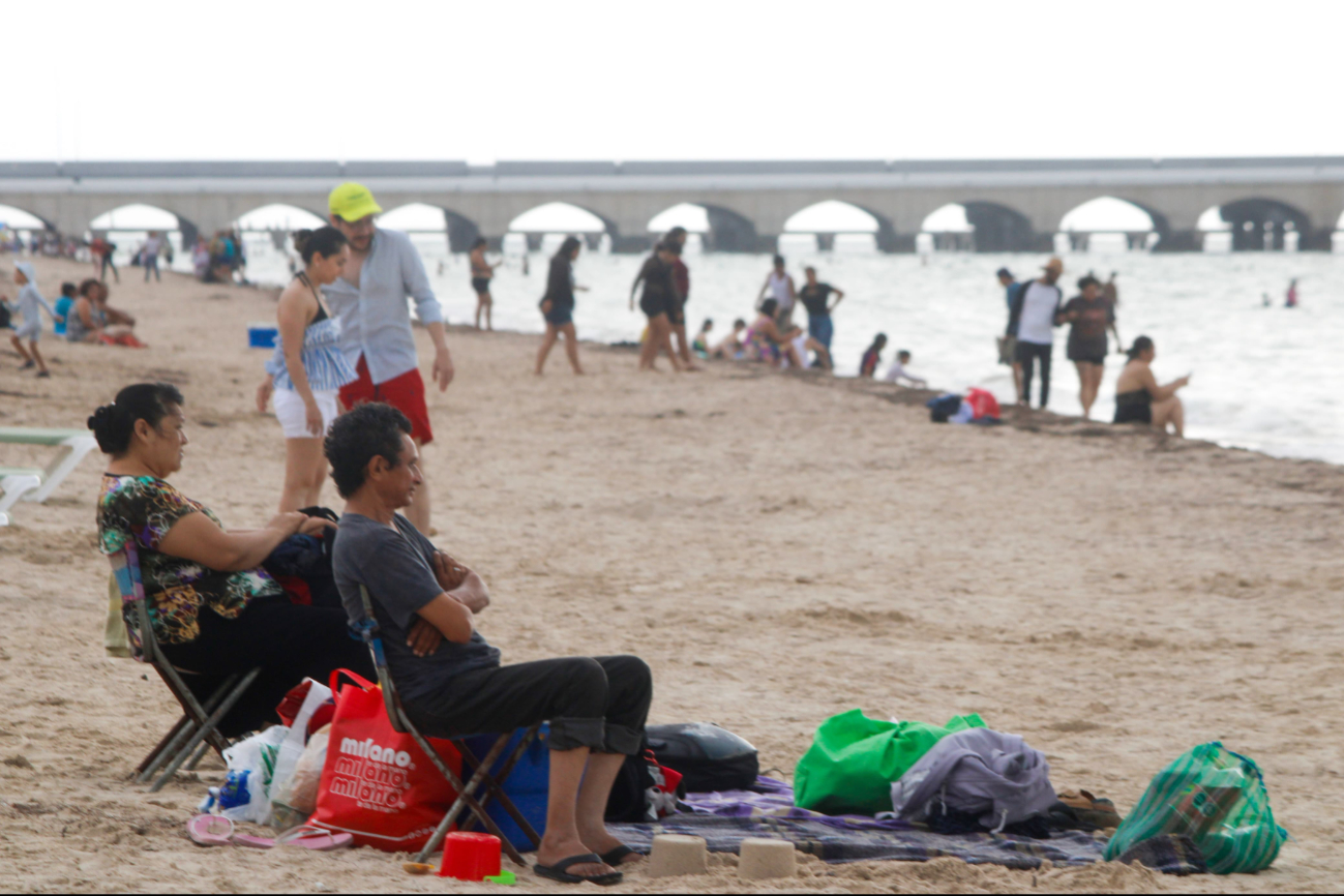 Lluvias no espantan a visitantes en Progreso