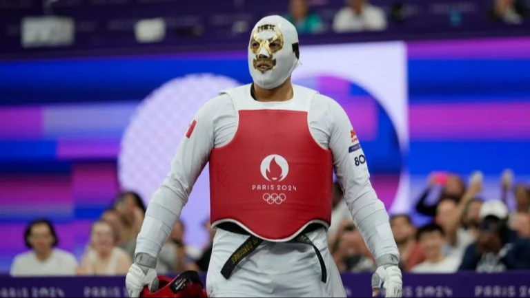 Carlos Sansores  conquista París 2024 tras aparecer con máscara de luchador y avanzar a Cuartos
