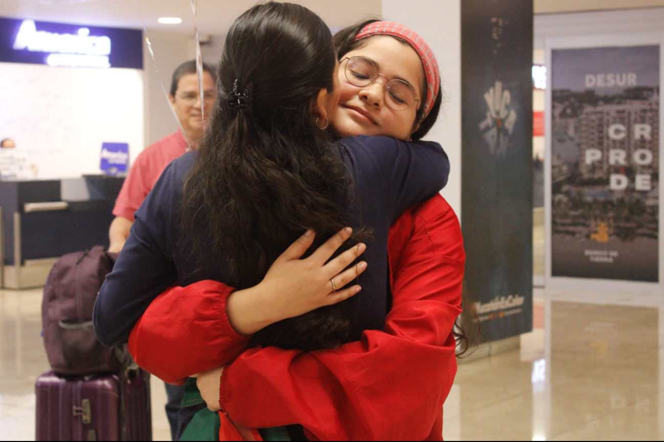 Abrazo de Dana Medina junto a su madre Abrazo de Dana Medina junto a su madre