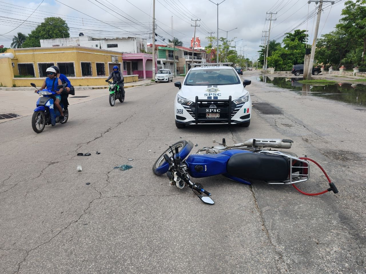 Campeche: Intenta dar vuelta en U y deja a motociclista lesionado