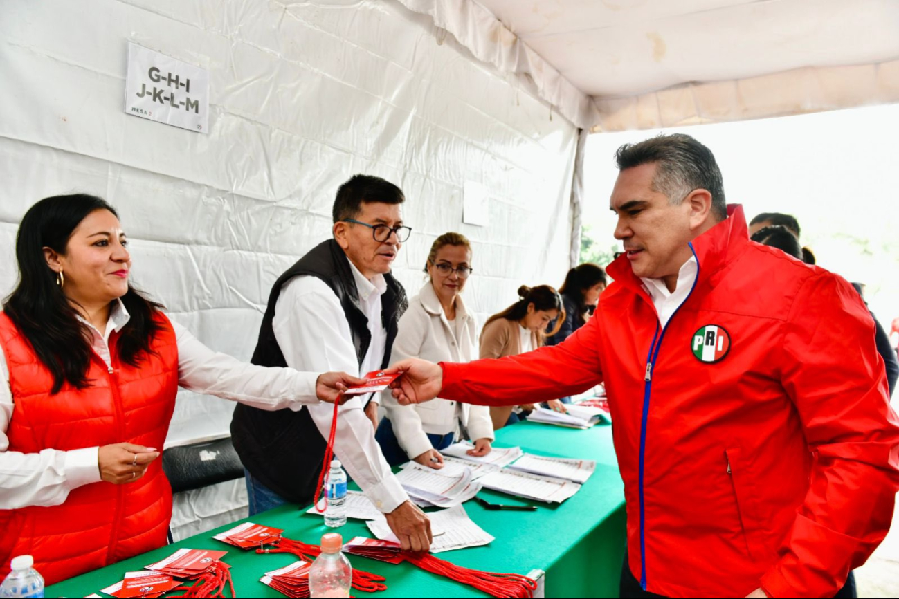 Alejandro Moreno Cárdenas emite su voto en las elecciones internas del PRI Alejandro Moreno Cárdenas emite su voto en las elecciones internas del PRI