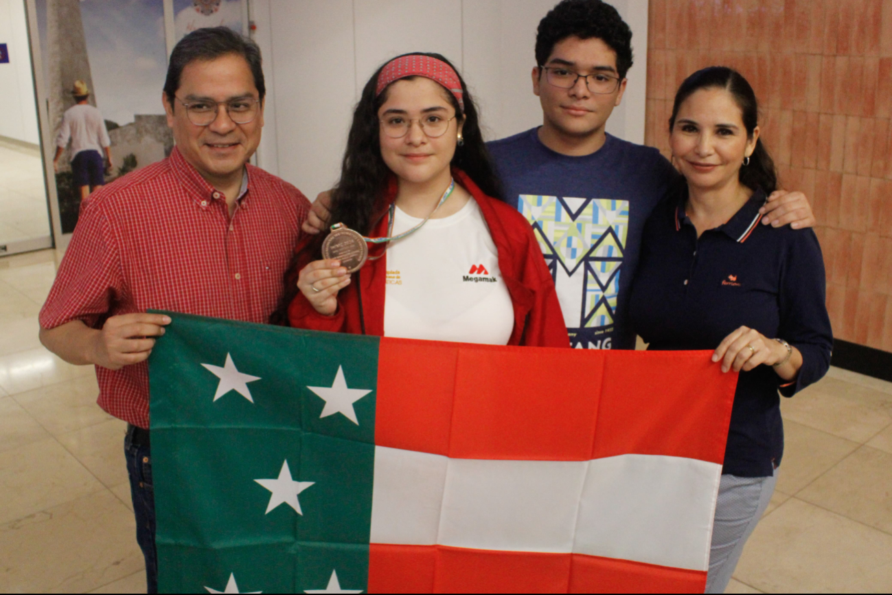 Dana Medina junto con sus familiares en Mérida Dana Medina junto con sus familiares en Mérida