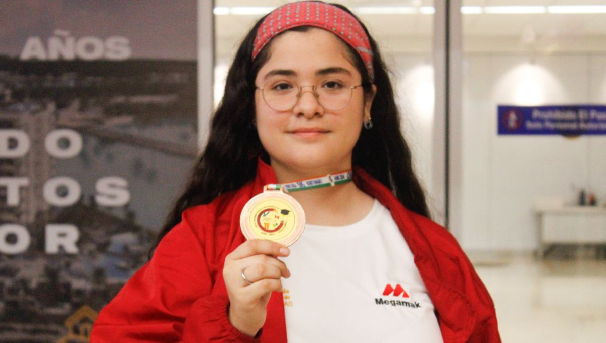Dana Medina, bronce en Competencia Internacional de Matemáticas, vuelve de India