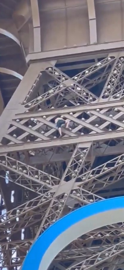 Hombre es detenido por escalar la Torre Eiffel horas antes de la Clausura de los Juegos Olímpicos París 2024