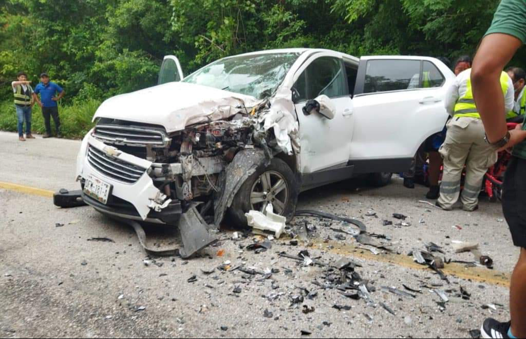 Dos personas lesionadas deja fuerte choque en carretera Seybaplaya–Campeche 