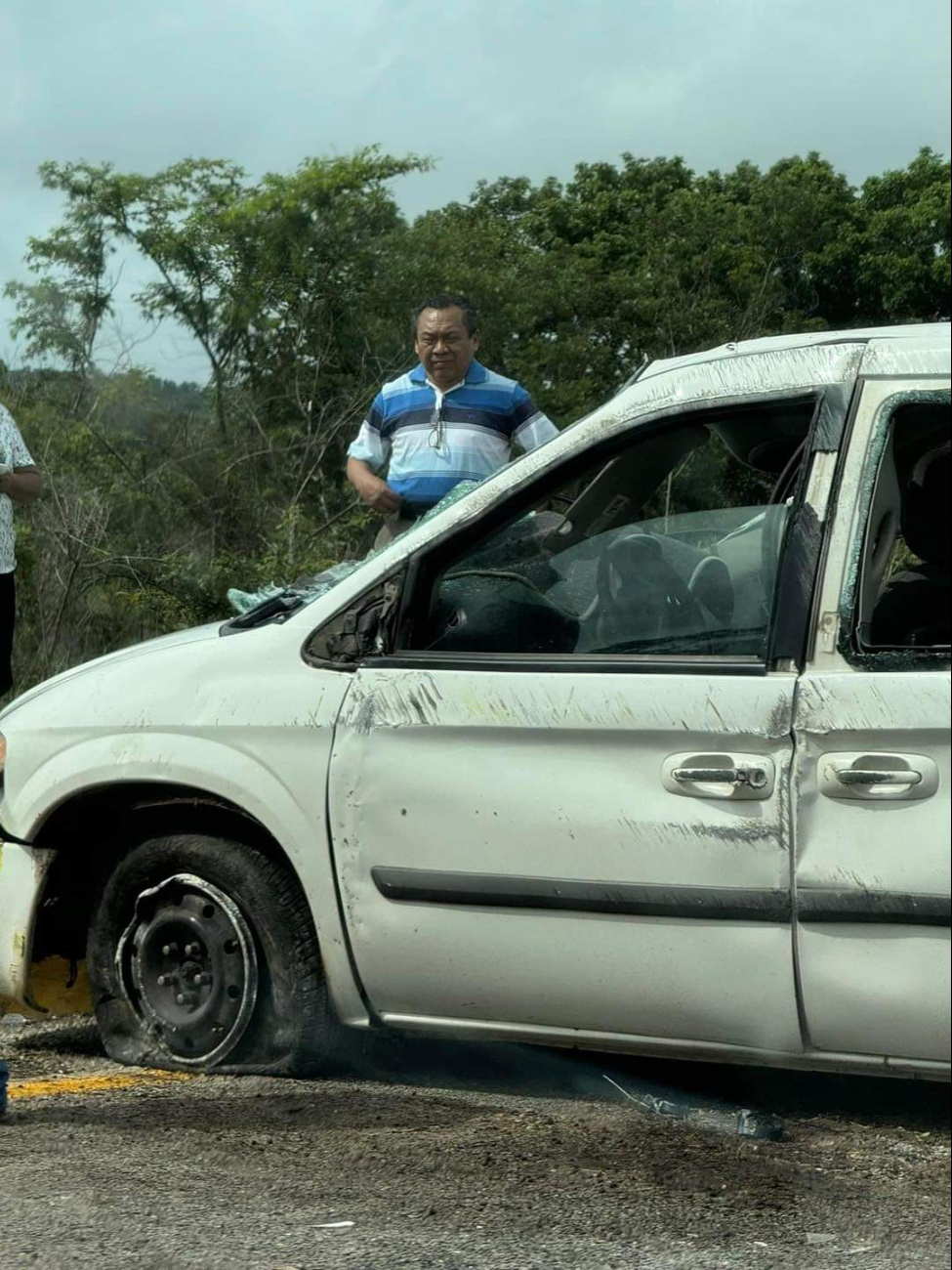 Llanta ponchada en la carretera Mérida-Campeche Llanta ponchada en la carretera Mérida-Campeche
