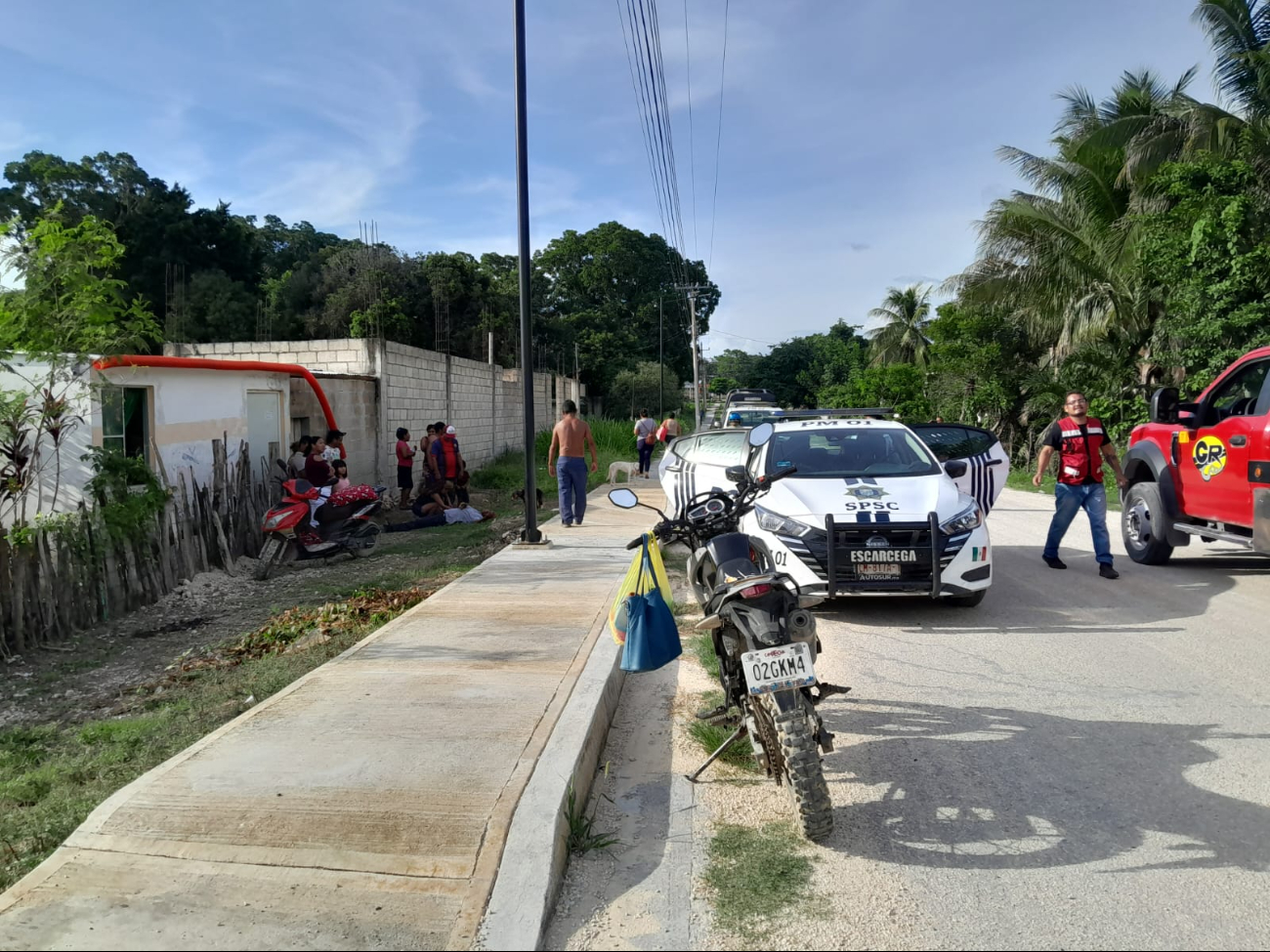 Abuelito termina gravemente lesionado tras derrapar con su motocicleta en Escárcega 
