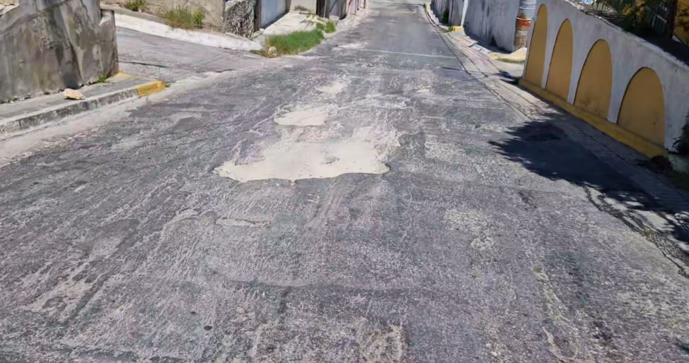 Ciudadanos optan por rellenar baches de sascab Ciudadanos optan por rellenar baches de sascab