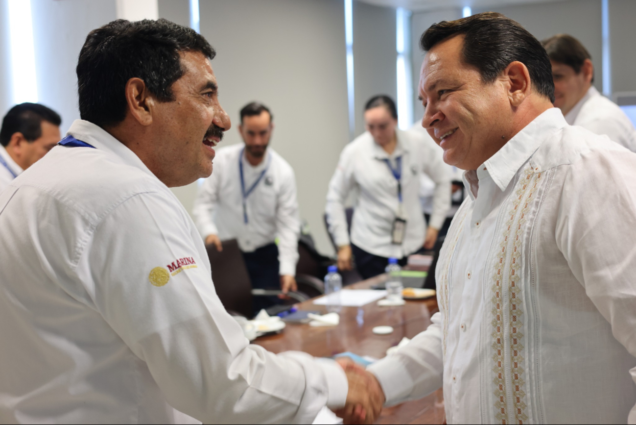 Díaz Mena destacó la importancia del puerto para el comercio marítimo y el desarrollo económico de Yucatán. Díaz Mena destacó la importancia del puerto para el comercio marítimo y el desarrollo económico de Yucatán.