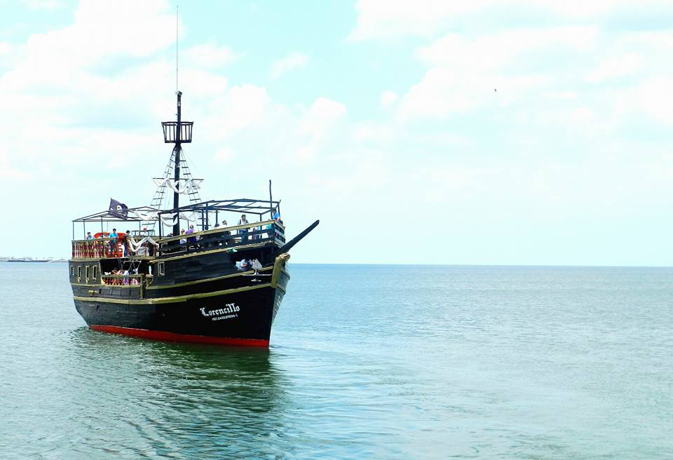 El barco está diseñado para transportar a los visitantes al pasado. El barco está diseñado para transportar a los visitantes al pasado.