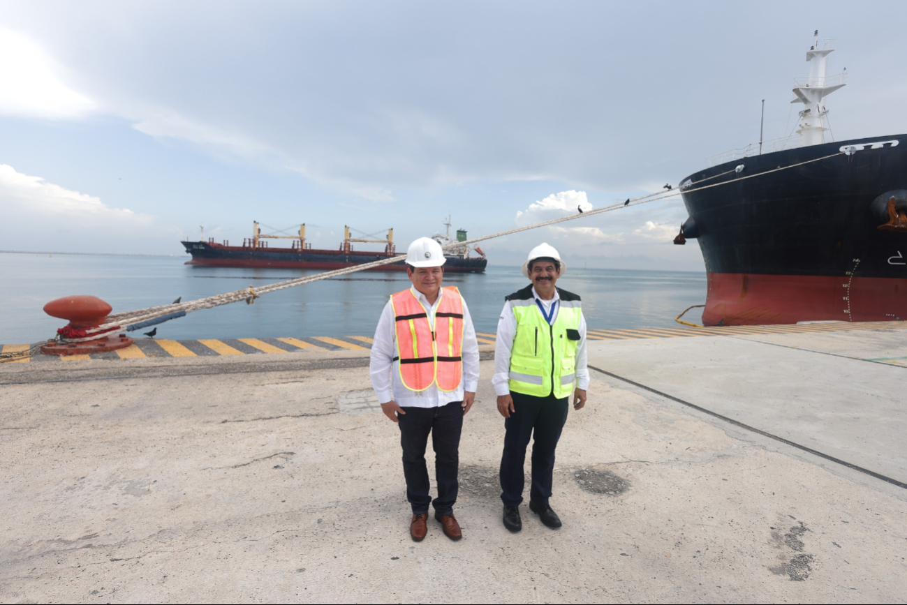 Joaquín Díaz Mena recorre el Puerto de Altura de Progreso en Yucatán