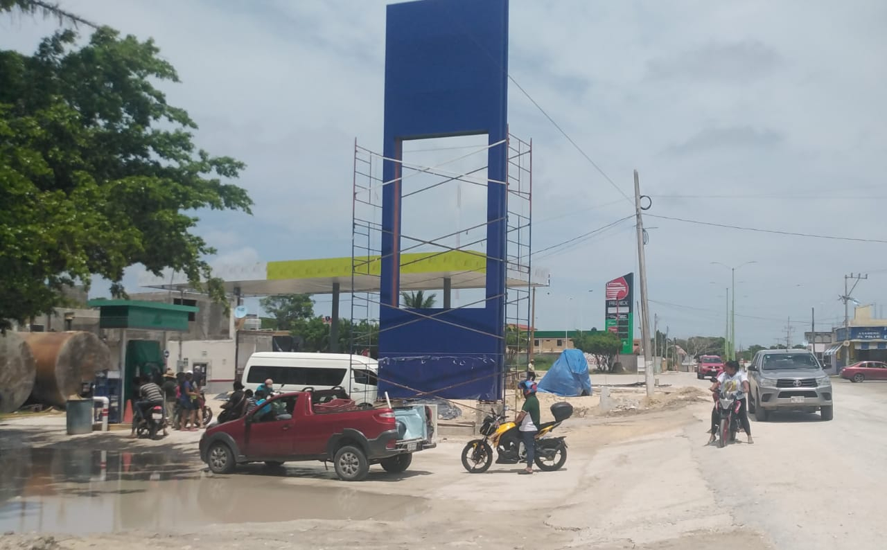 En Sabancuy, sólo hay una gasolinera para la Junta Municipal y sus 14 ejidos, causando largas filas para cargar combustible. En Sabancuy, sólo hay una gasolinera para la Junta Municipal y sus 14 ejidos, causando largas filas para cargar combustible.